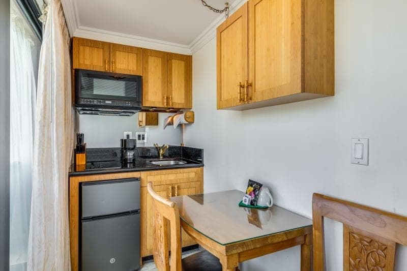 Condo in Honolulu · ★4.26 · 1 bedroom · 3 beds · 1 private bath - Photo 3
