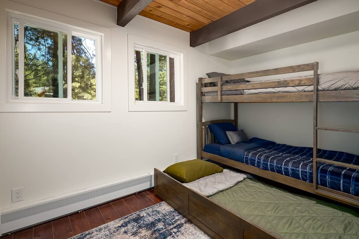 Cabin in Incline Village · ★4.86 · 3 bedrooms · 5 beds · 2.5 private baths - Photo 3