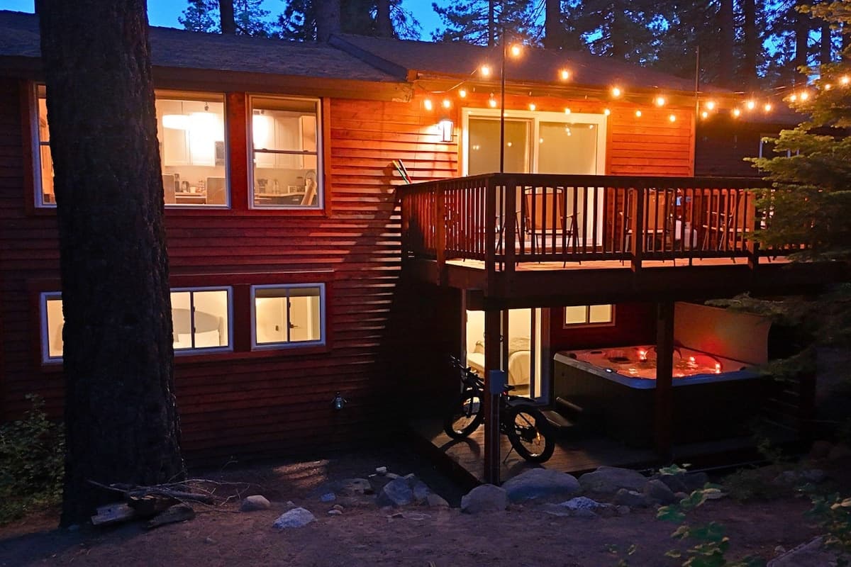 Cabin in Incline Village · ★4.86 · 3 bedrooms · 5 beds · 2.5 private baths - Photo 4