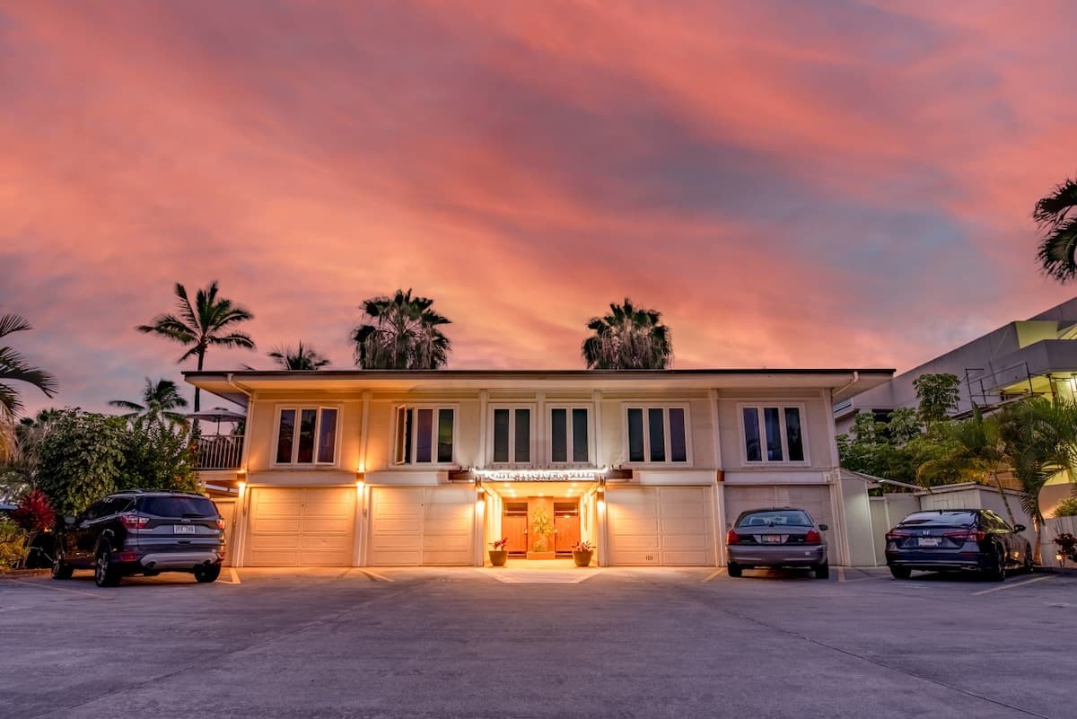 Condo in Kailua-Kona · ★4.88 · 2 bedrooms · 3 beds · 1 bath - Photo 2