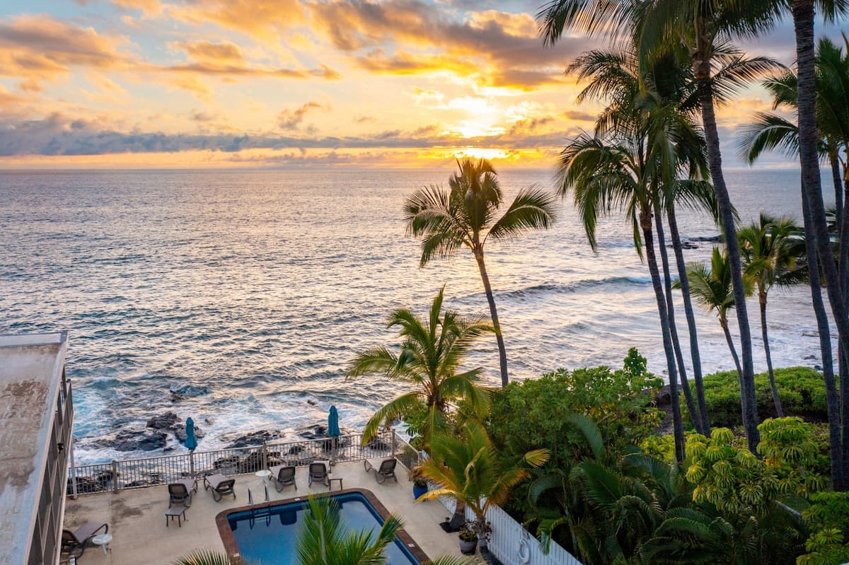 Condo in Kailua-Kona · ★4.88 · 2 bedrooms · 3 beds · 1 bath - Photo 1