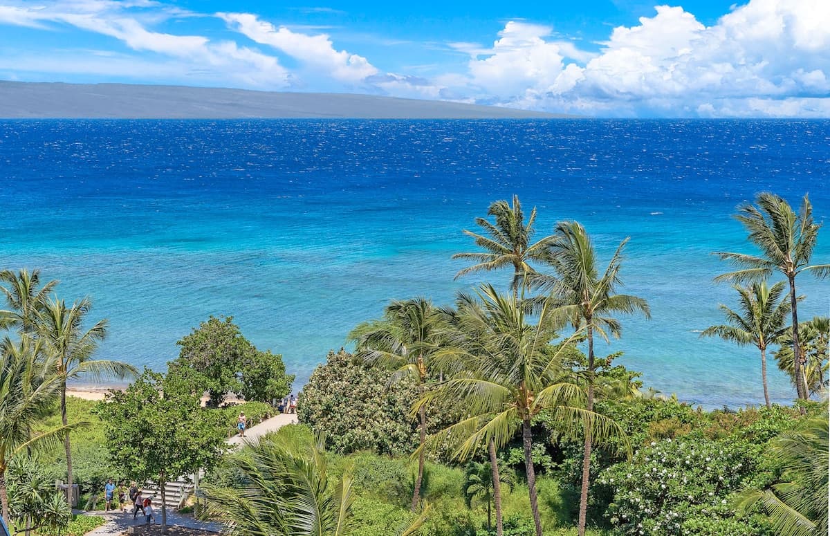 Condo in Lahaina · ★4.96 · 1 bedroom · 3 beds · 1 shared bath - Photo 2