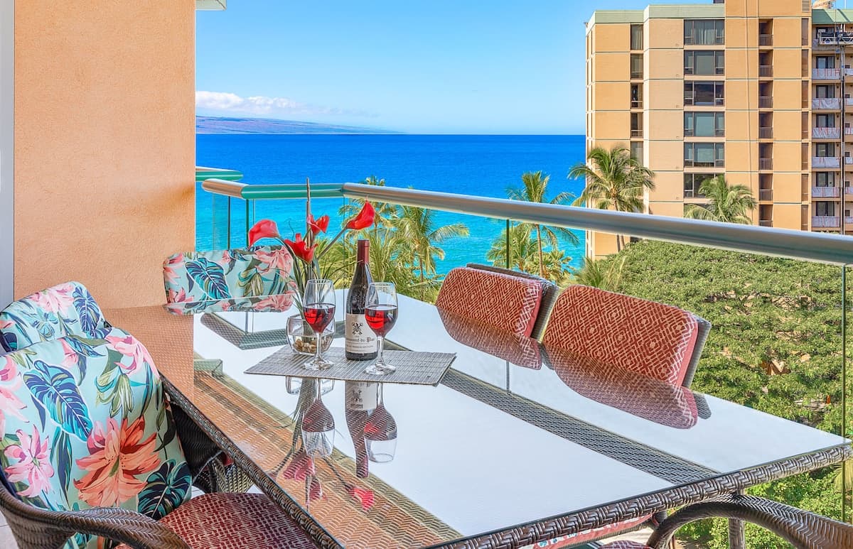 Condo in Lahaina · ★4.96 · 1 bedroom · 3 beds · 1 shared bath - Photo 4