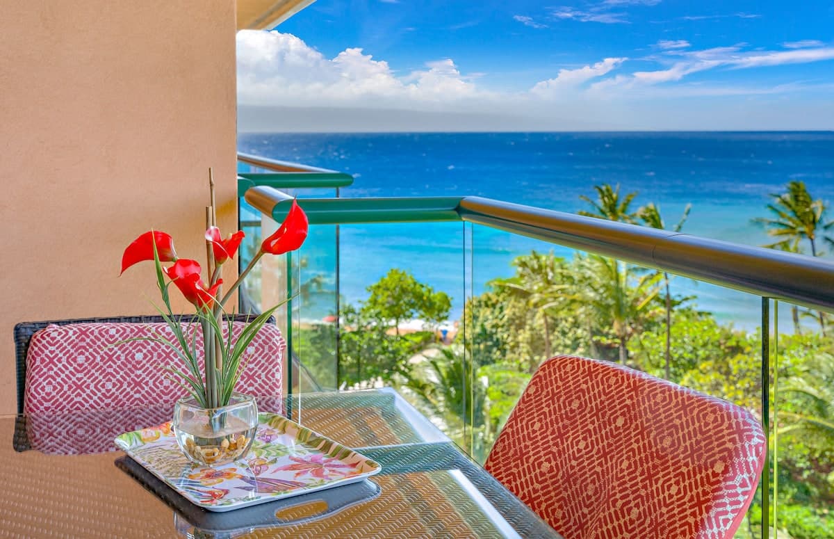 Condo in Lahaina · ★4.96 · 1 bedroom · 3 beds · 1 shared bath - Photo 3