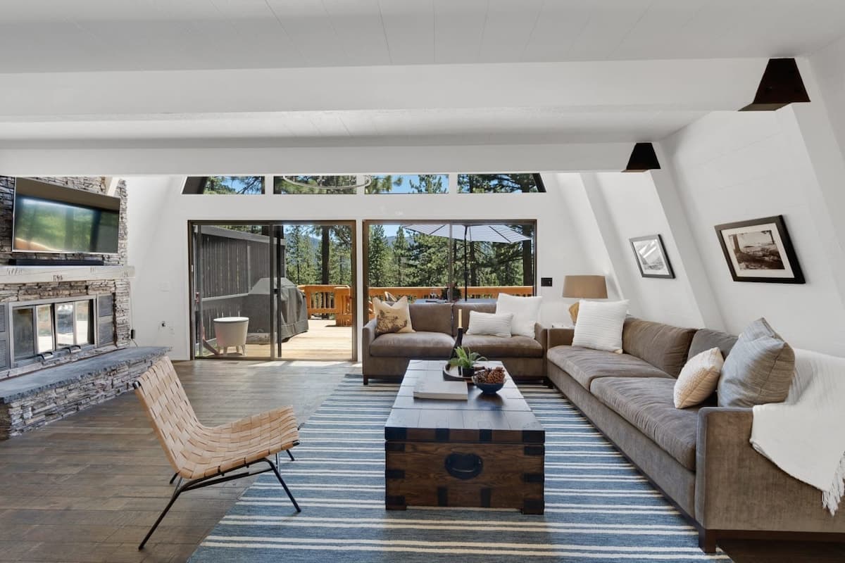 Cabin in Incline Village · ★4.83 · 4 bedrooms · 6 beds · 3 private baths - Photo 2