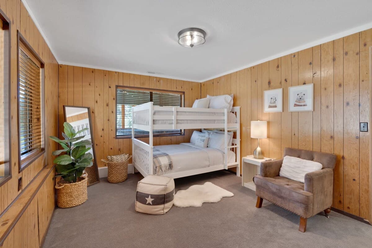 Cabin in Incline Village · ★4.83 · 4 bedrooms · 6 beds · 3 private baths - Photo 5