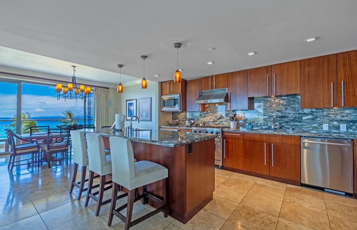Condo in Lahaina · ★5.0 · 3 bedrooms · 4 beds · 3 baths - Photo 4
