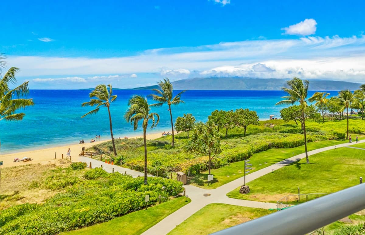 Condo in Lahaina · ★5.0 · 3 bedrooms · 4 beds · 3 baths - Photo 2