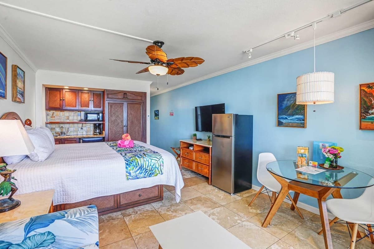 Oceanfront Ocean View Studio | King Bed | Split AC - Photo 5