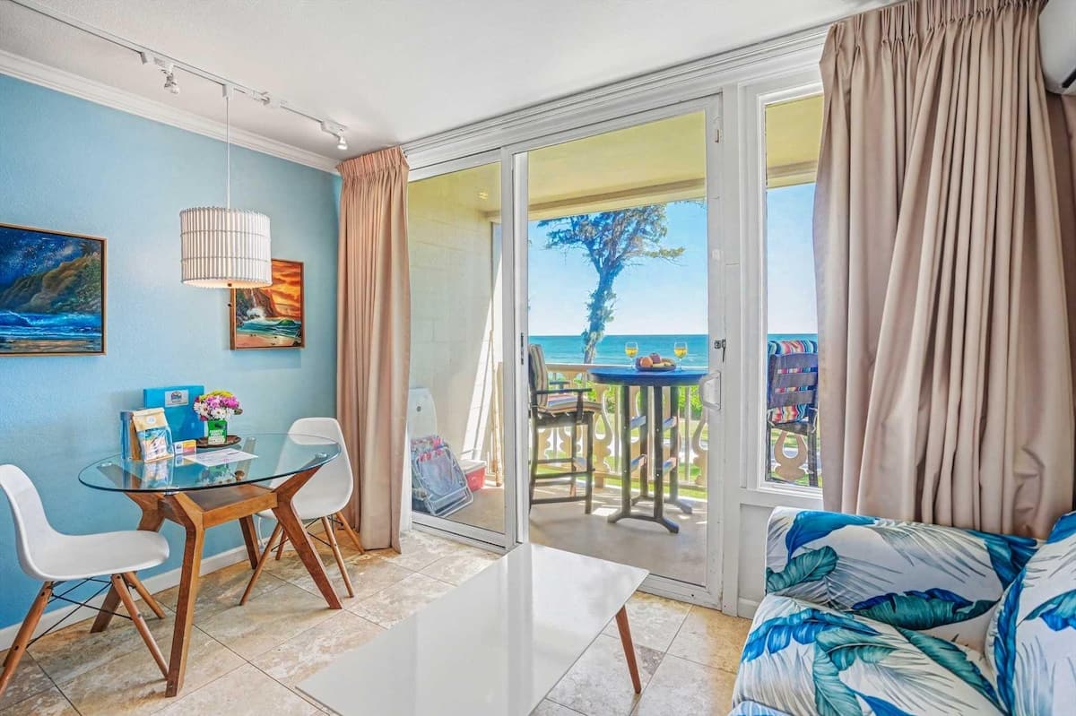Oceanfront Ocean View Studio | King Bed | Split AC - Photo 4