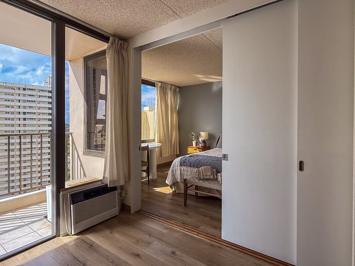 Condo in Honolulu · ★4.86 · 1 bedroom · 2 beds · 1 private bath - Photo 5