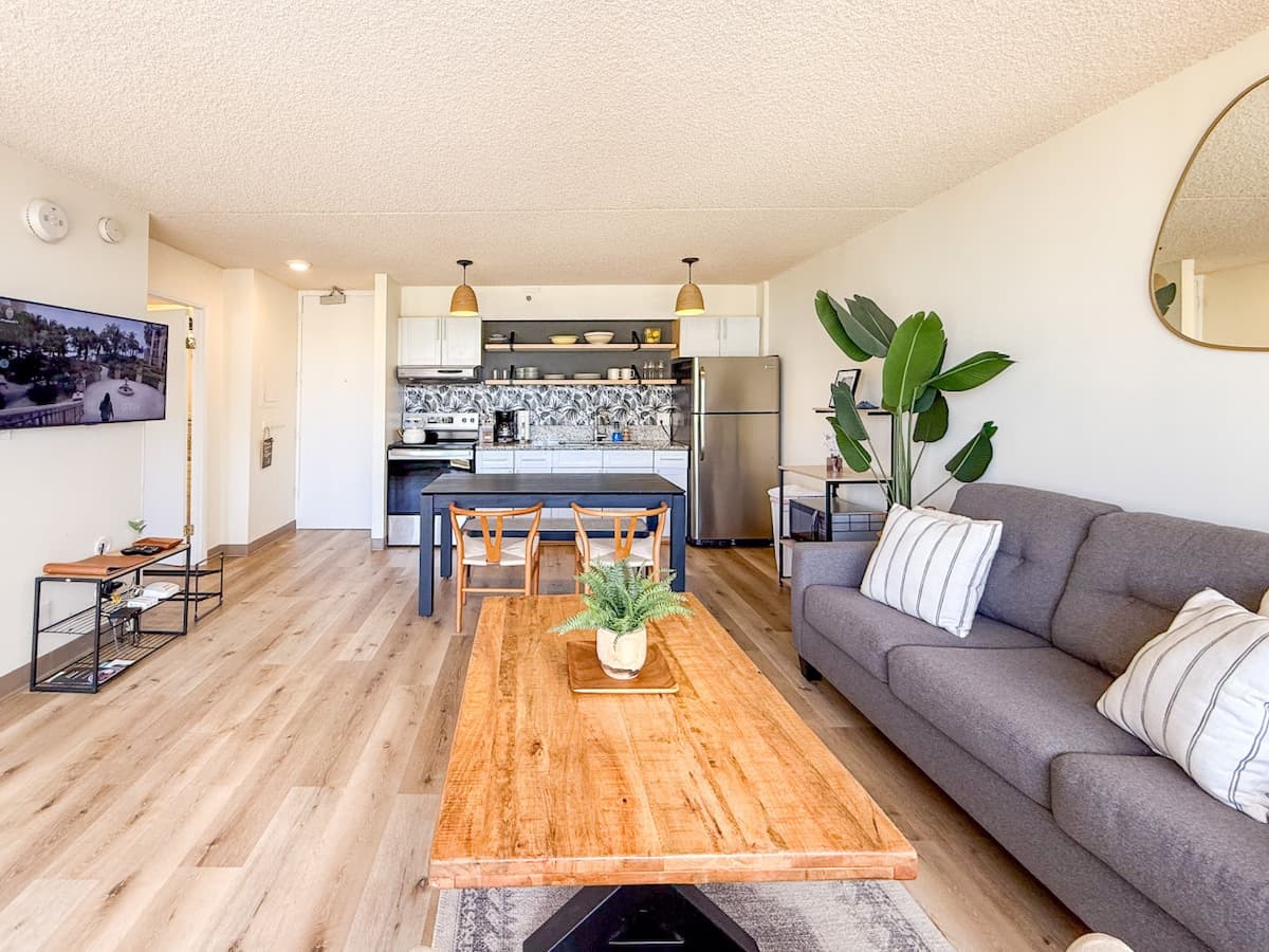 Condo in Honolulu · ★4.86 · 1 bedroom · 2 beds · 1 private bath - Photo 4