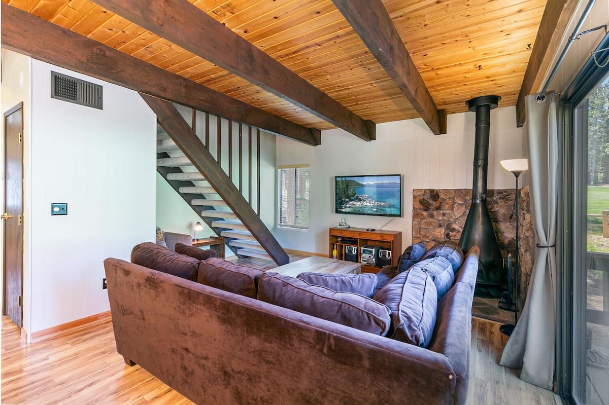 Cabin in Incline Village · ★4.5 · 3 bedrooms · 3 beds · 2 private baths - Photo 2