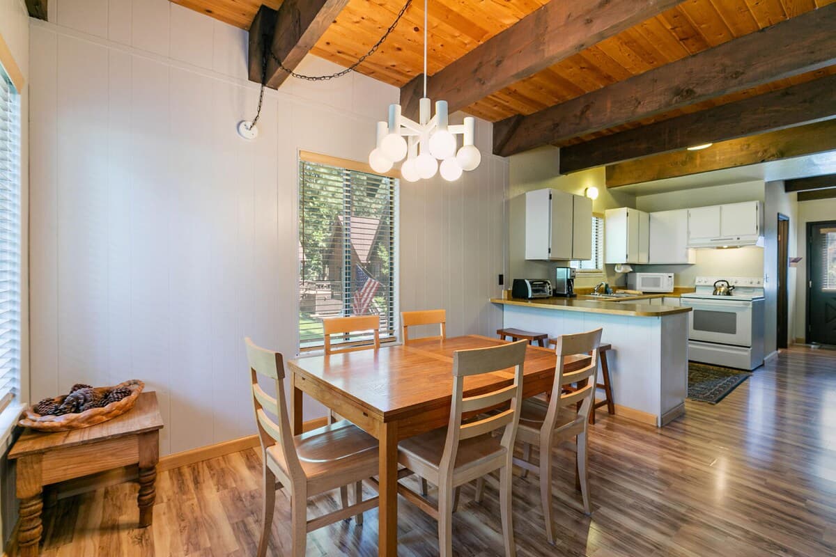 Cabin in Incline Village · ★4.5 · 3 bedrooms · 3 beds · 2 private baths - Photo 5