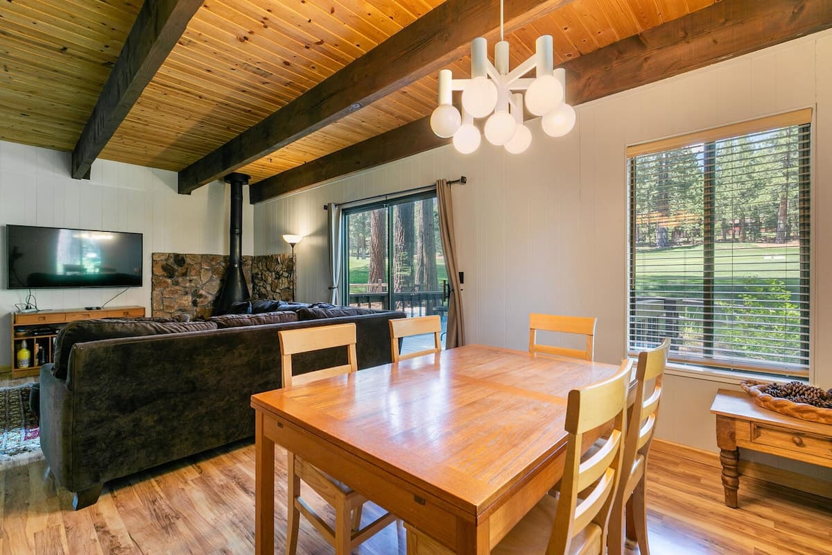 Cabin in Incline Village · ★4.5 · 3 bedrooms · 3 beds · 2 private baths - Photo 4
