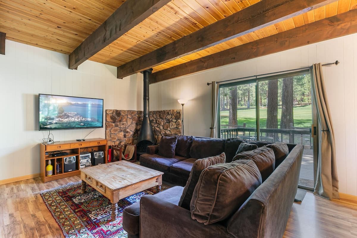 Cabin in Incline Village · ★4.5 · 3 bedrooms · 3 beds · 2 private baths - Photo 1
