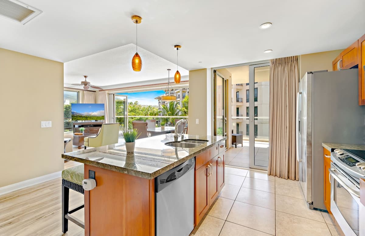 Condo in Lahaina · ★4.83 · 2 bedrooms · 3 beds · 2 baths - Photo 5