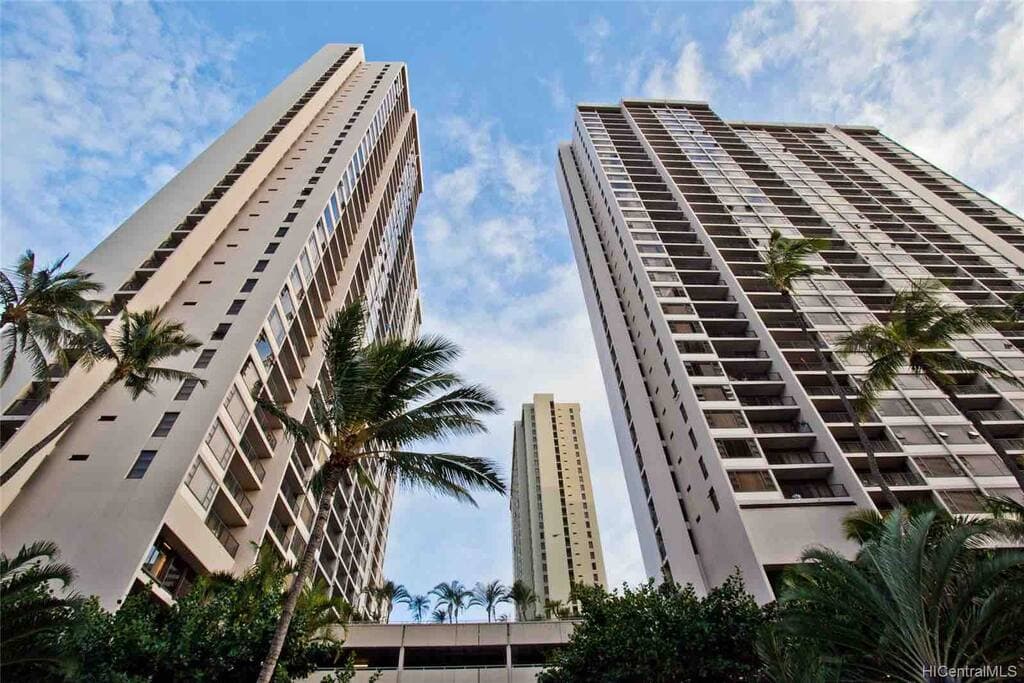 Condo in Honolulu · ★4.72 · 1 bedroom · 3 beds · 1 private bath - Photo 1