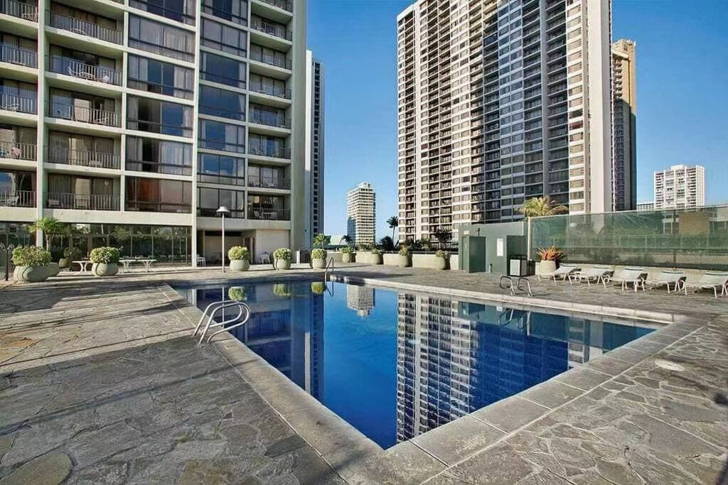 Condo in Honolulu · ★4.72 · 1 bedroom · 3 beds · 1 private bath - Photo 4