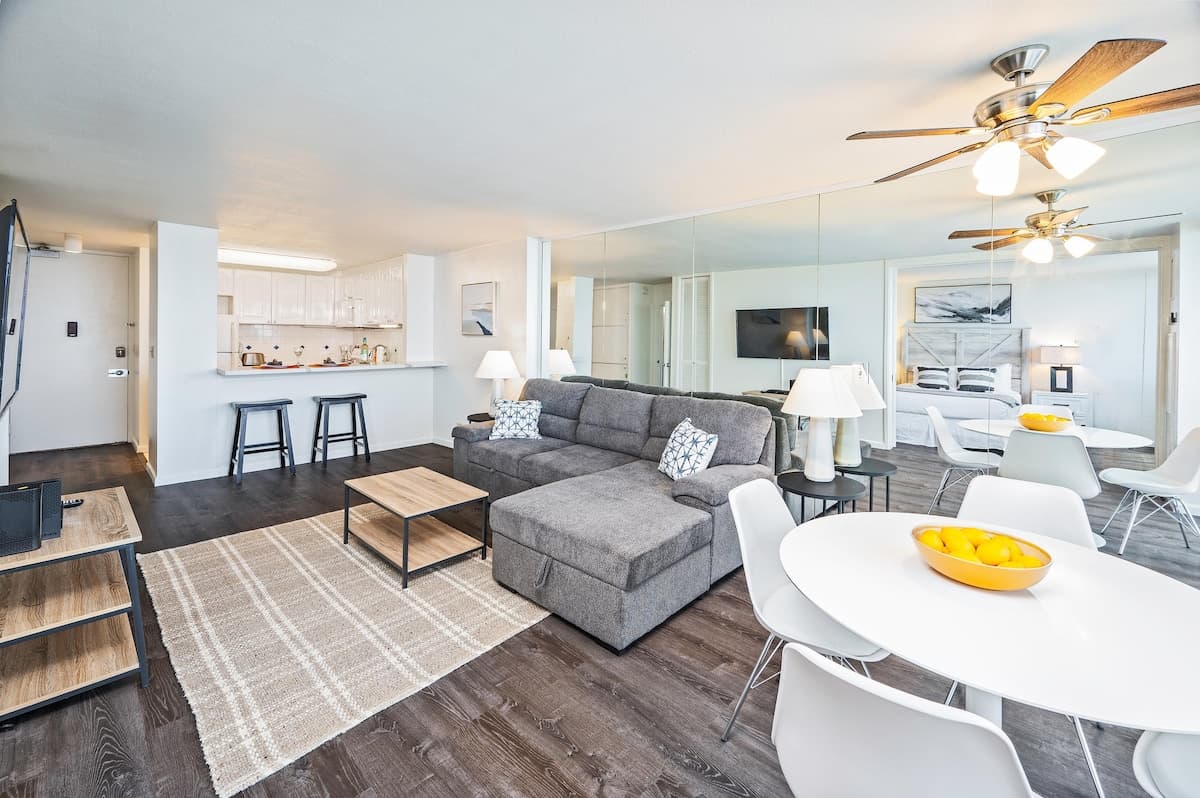 Condo in Honolulu · ★4.73 · 1 bedroom · 2 beds · 1 shared bath - Photo 3