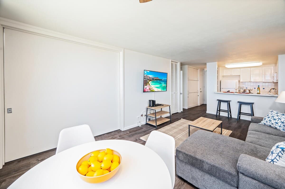 Condo in Honolulu · ★4.73 · 1 bedroom · 2 beds · 1 shared bath - Photo 5