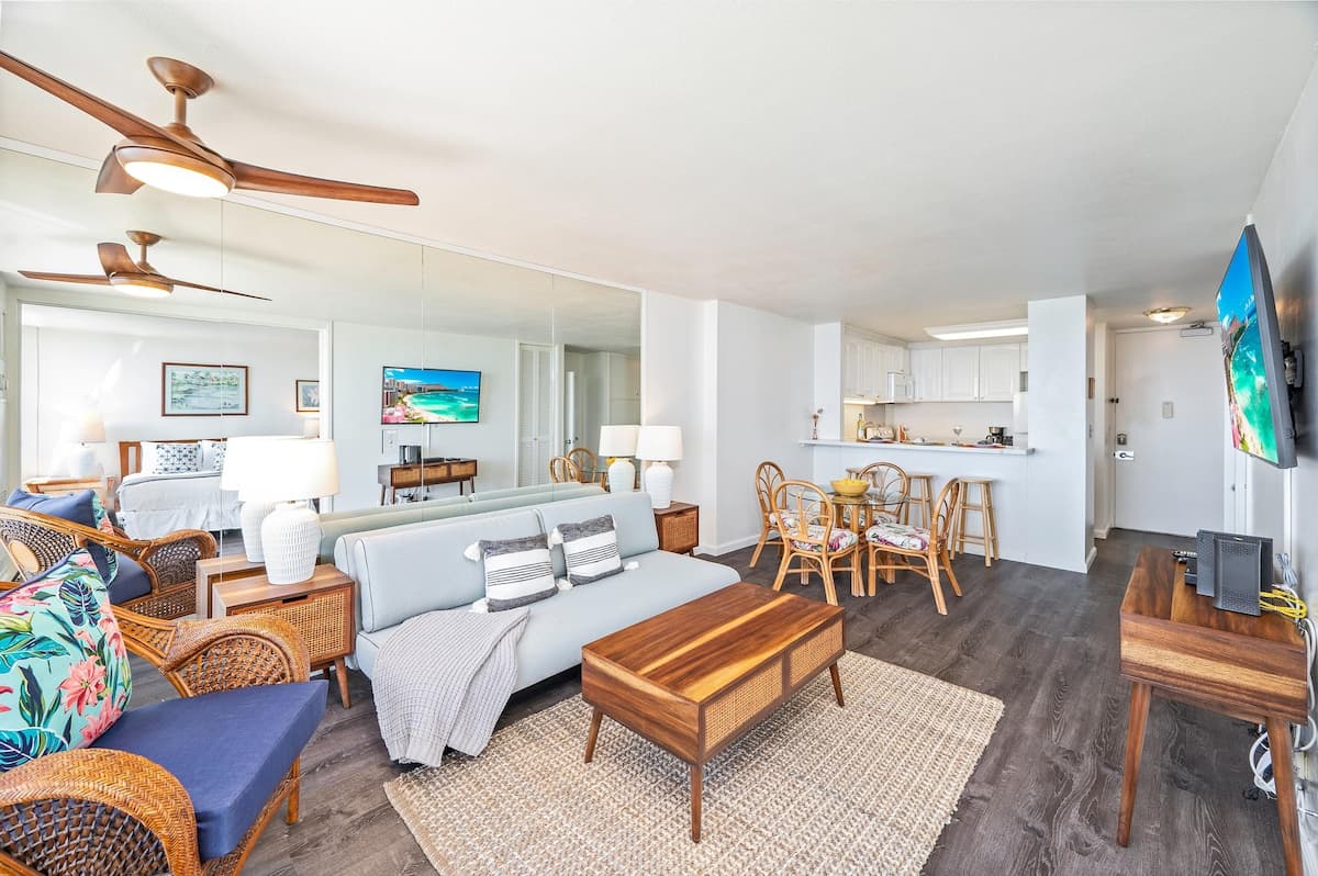Condo in Honolulu · ★4.72 · 1 bedroom · 1 bed · 1 shared bath - Photo 2