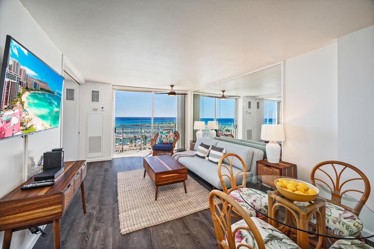 Condo in Honolulu · ★4.72 · 1 bedroom · 1 bed · 1 shared bath - Photo 1