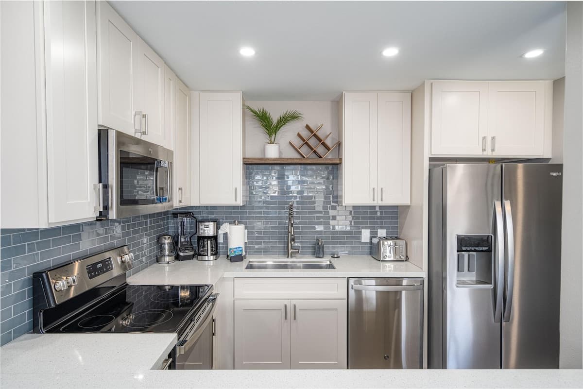 Condo in Kihei · ★4.77 · 2 bedrooms · 4 beds · 1 shared bath - Photo 2