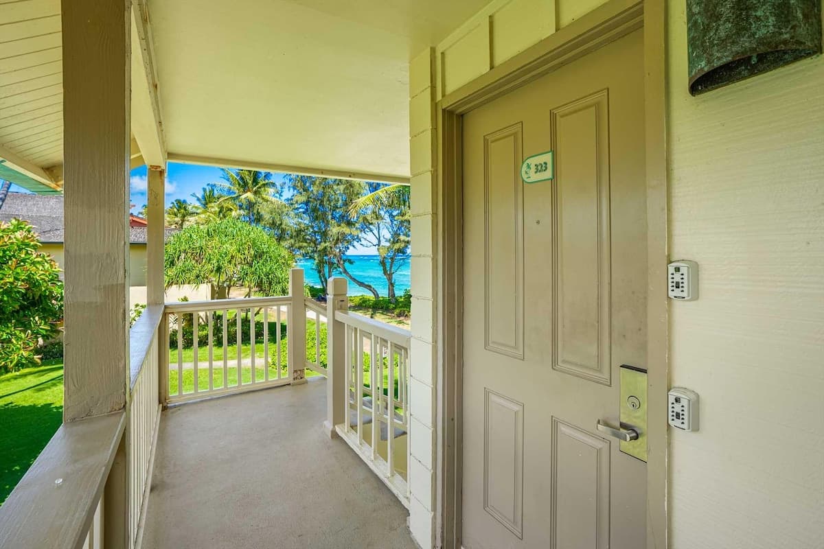Beachfront Corner, Top Floor, Split AC, King Bed - Photo 5