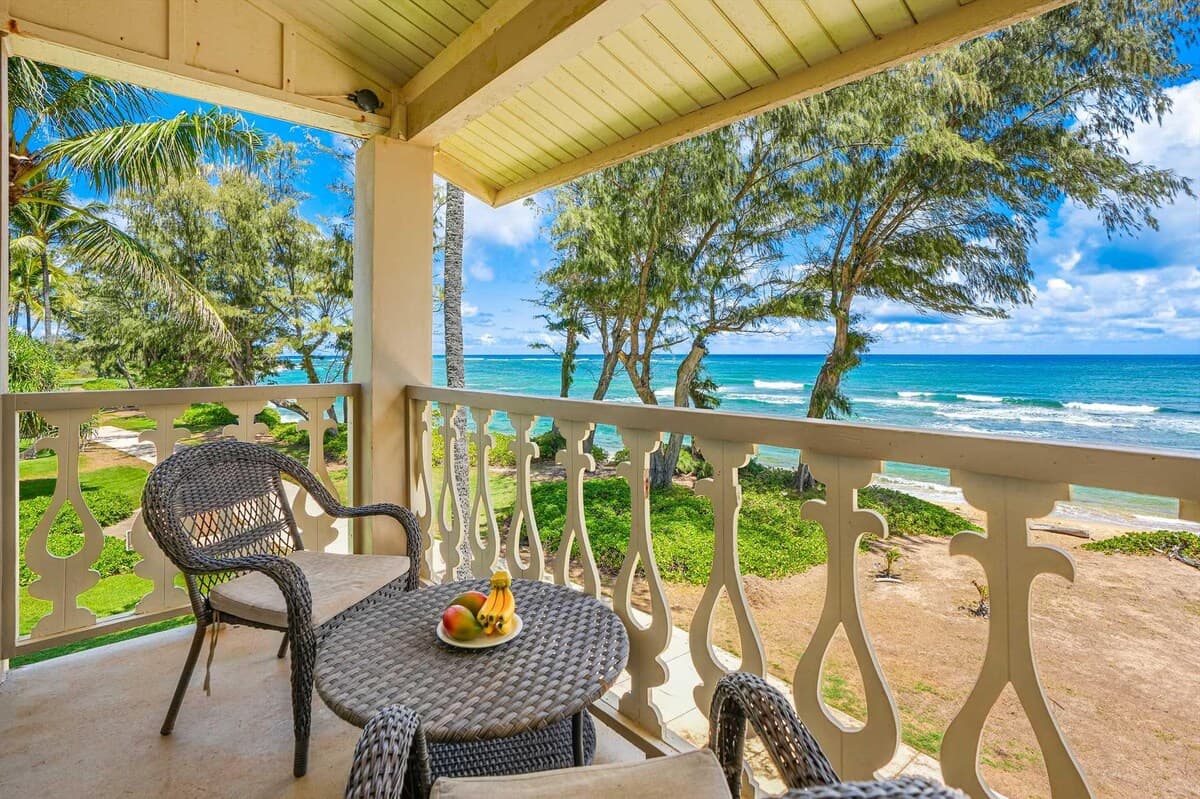 Beachfront Corner, Top Floor, Split AC, King Bed - Photo 2