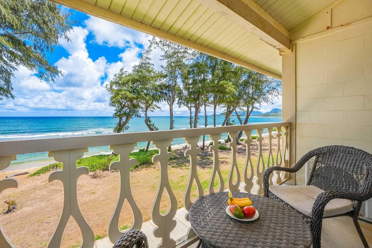 Beachfront Corner, Top Floor, Split AC, King Bed - Photo 1