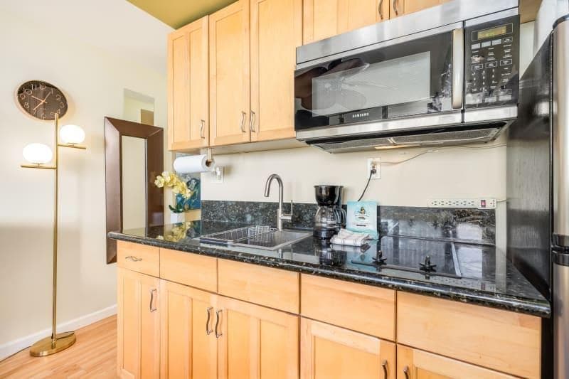 Condo in Honolulu · ★4.88 · Studio · 1 bed · 1 private bath - Photo 3