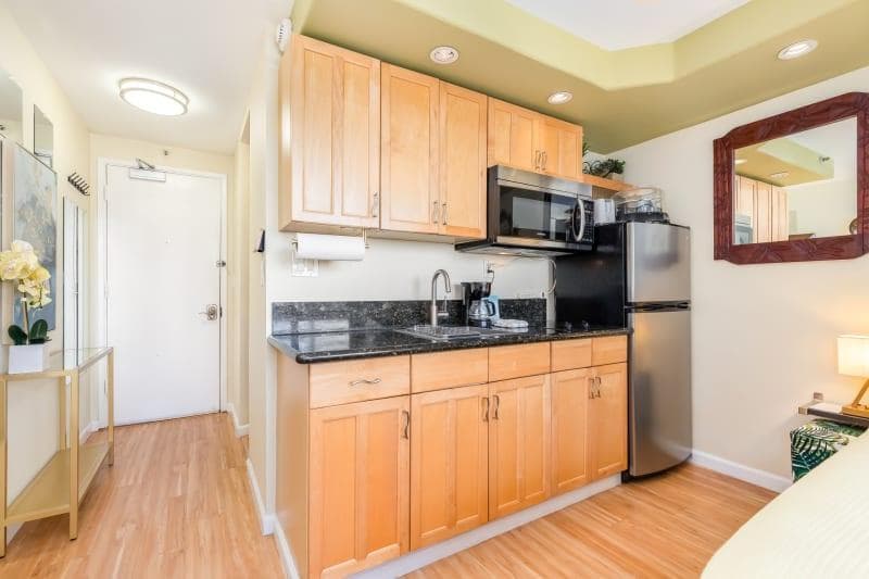 Condo in Honolulu · ★4.88 · Studio · 1 bed · 1 private bath - Photo 2
