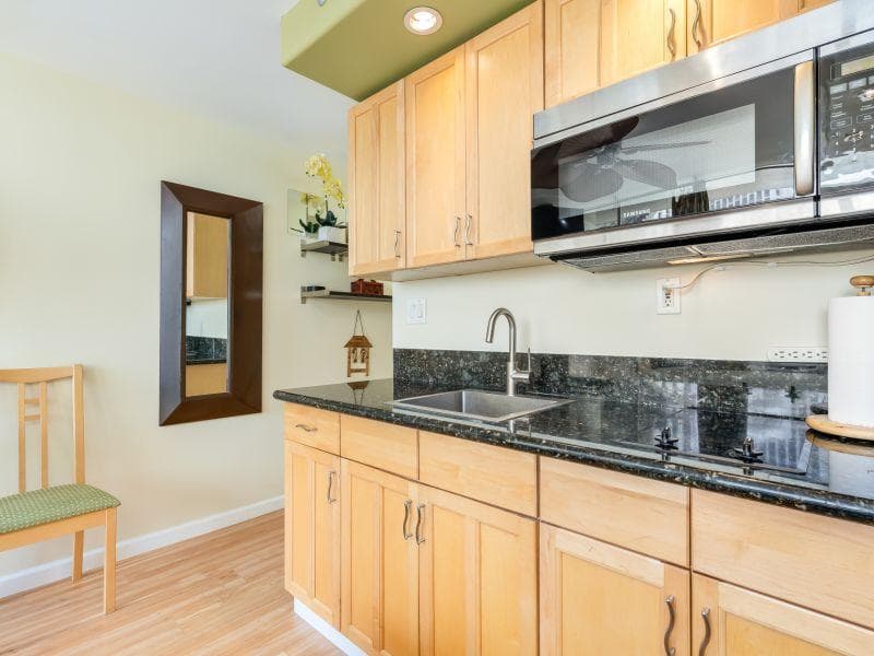 Condo in Honolulu · ★4.88 · Studio · 1 bed · 1 private bath - Photo 4