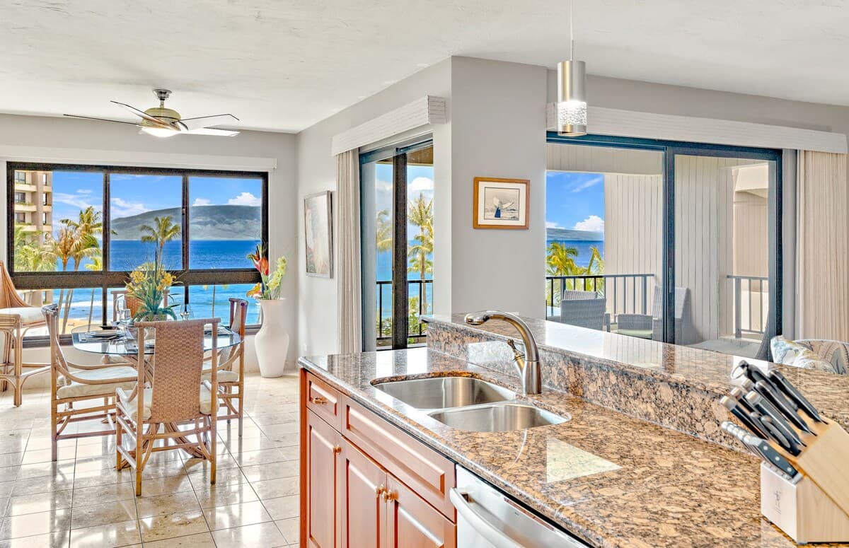 Condo in Lahaina · ★4.8 · 2 bedrooms · 3 beds · 2 baths - Photo 3