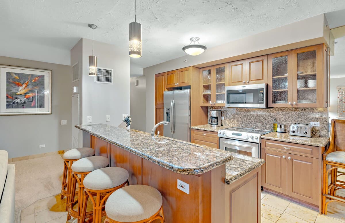 Condo in Lahaina · ★4.8 · 2 bedrooms · 3 beds · 2 baths - Photo 4