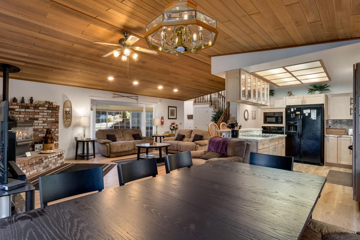 Mountain retreat with hot tub & forest views - Photo 3