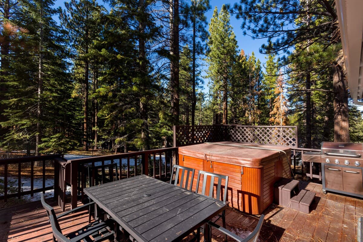 Mountain retreat with hot tub & forest views - Photo 2