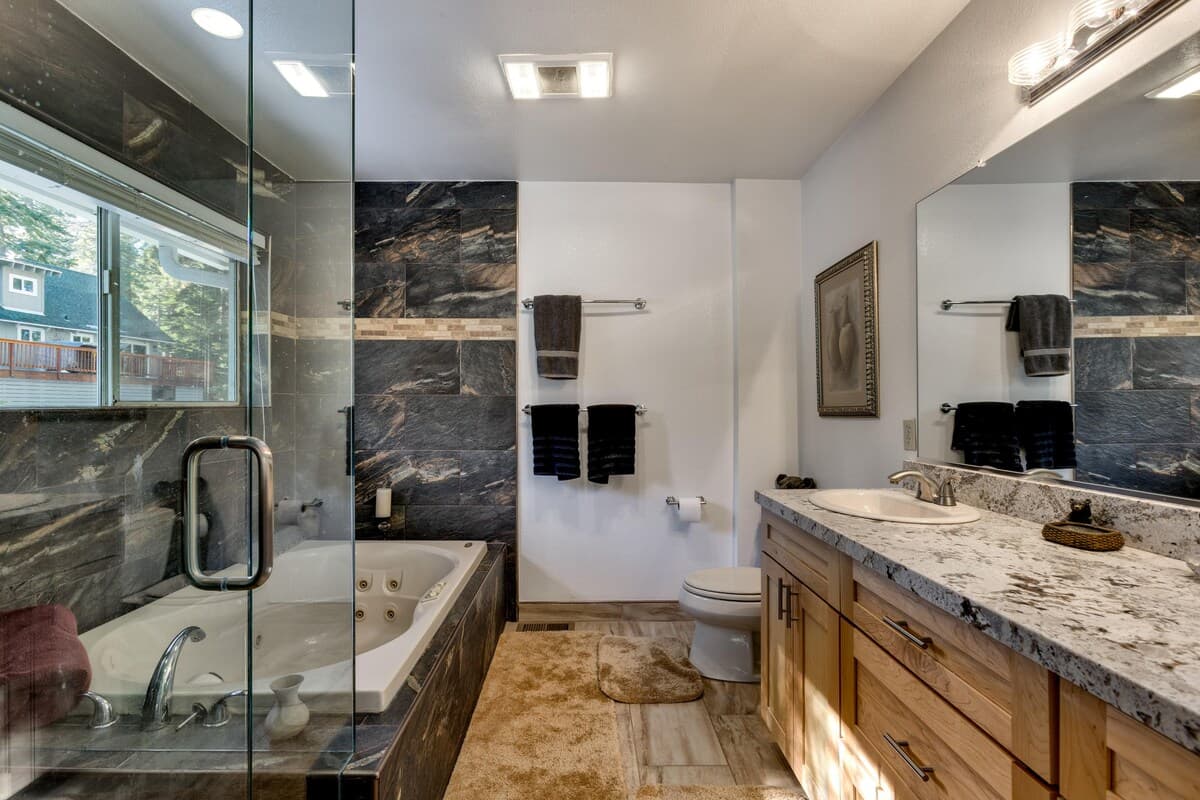 Mountain retreat with hot tub & forest views - Photo 5
