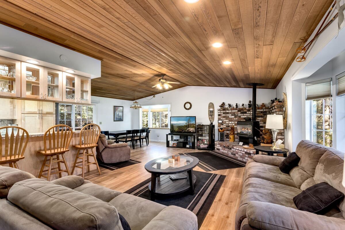 Mountain retreat with hot tub & forest views - Photo 4