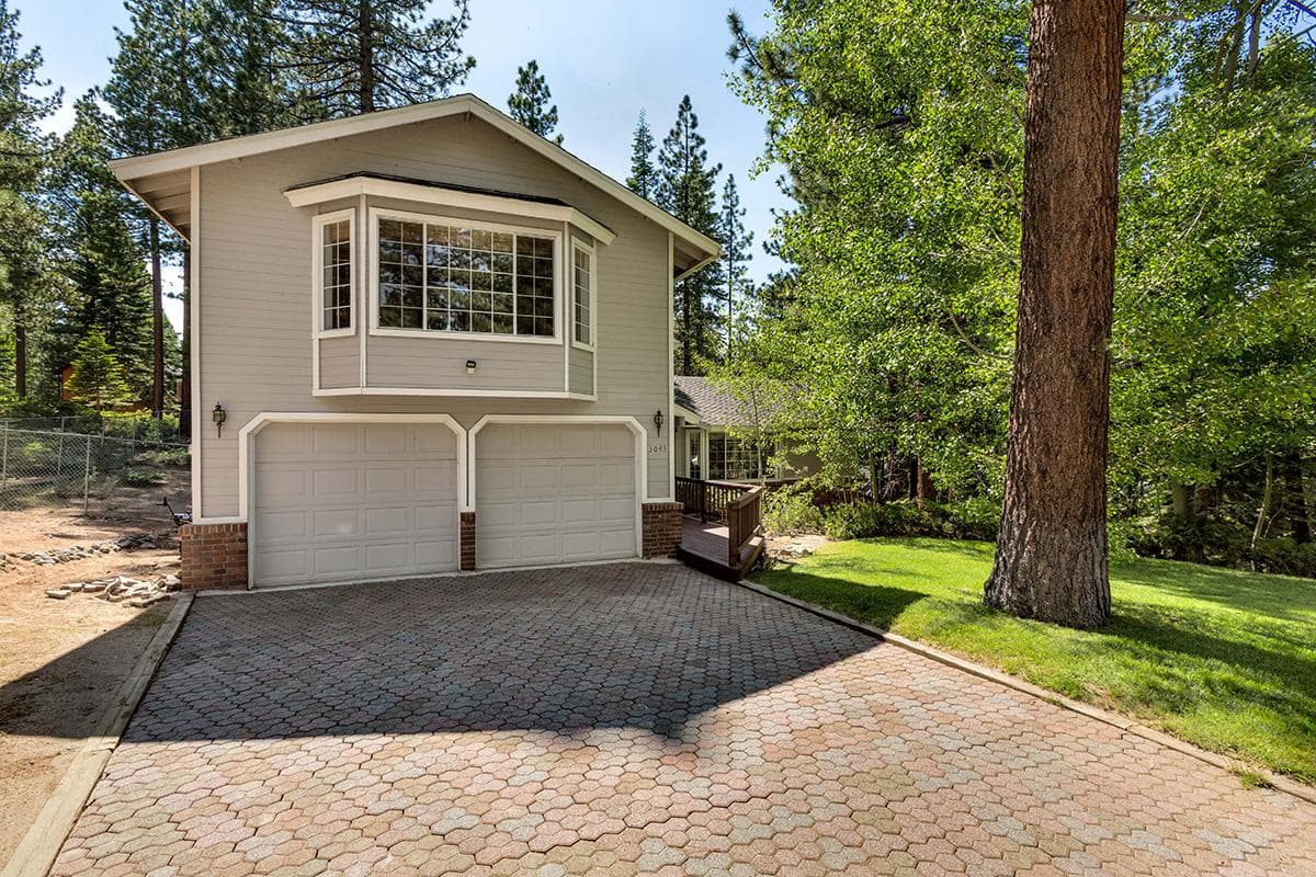 Mountain retreat with hot tub & forest views - Photo 1