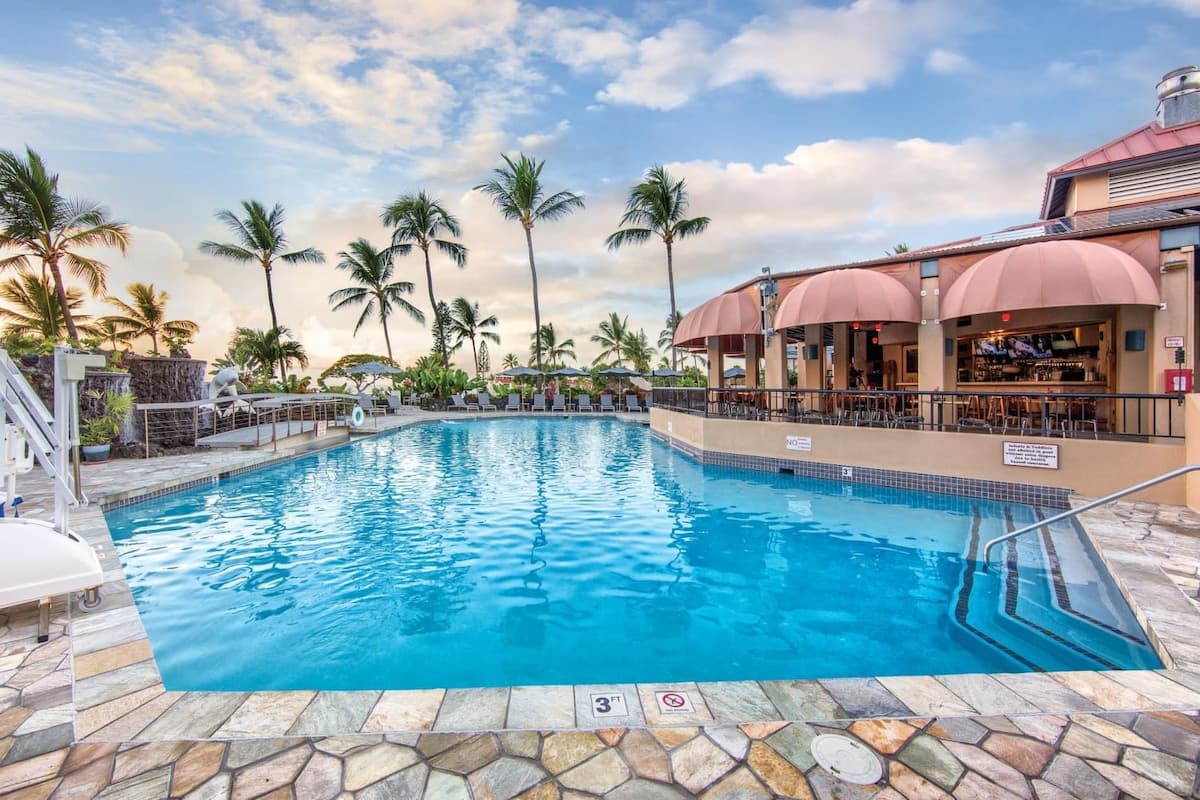 Condo in Kailua-Kona · ★5.0 · 2 bedrooms · 4 beds · 1 private bath - Photo 1