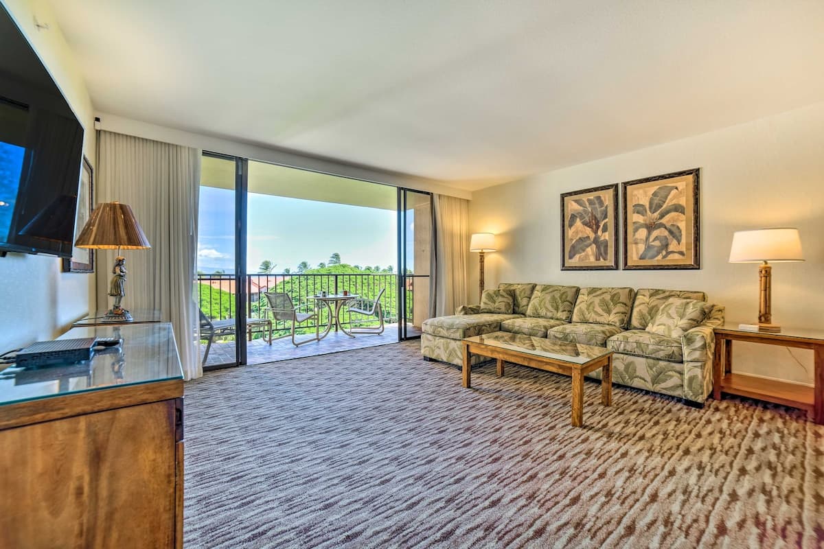 Condo in Lahaina · ★5.0 · 1 bedroom · 2 beds · 1 shared bath - Photo 1