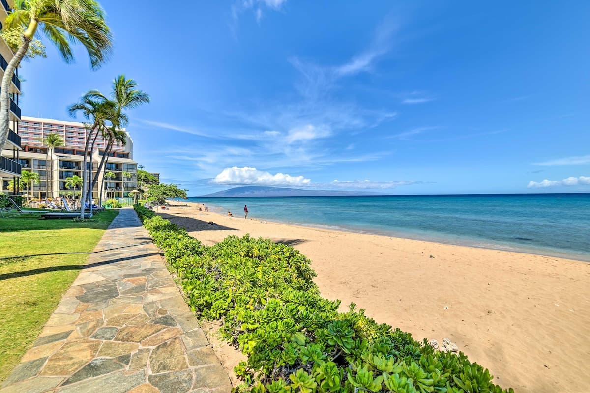 Condo in Lahaina · ★5.0 · 1 bedroom · 2 beds · 1 shared bath - Photo 2