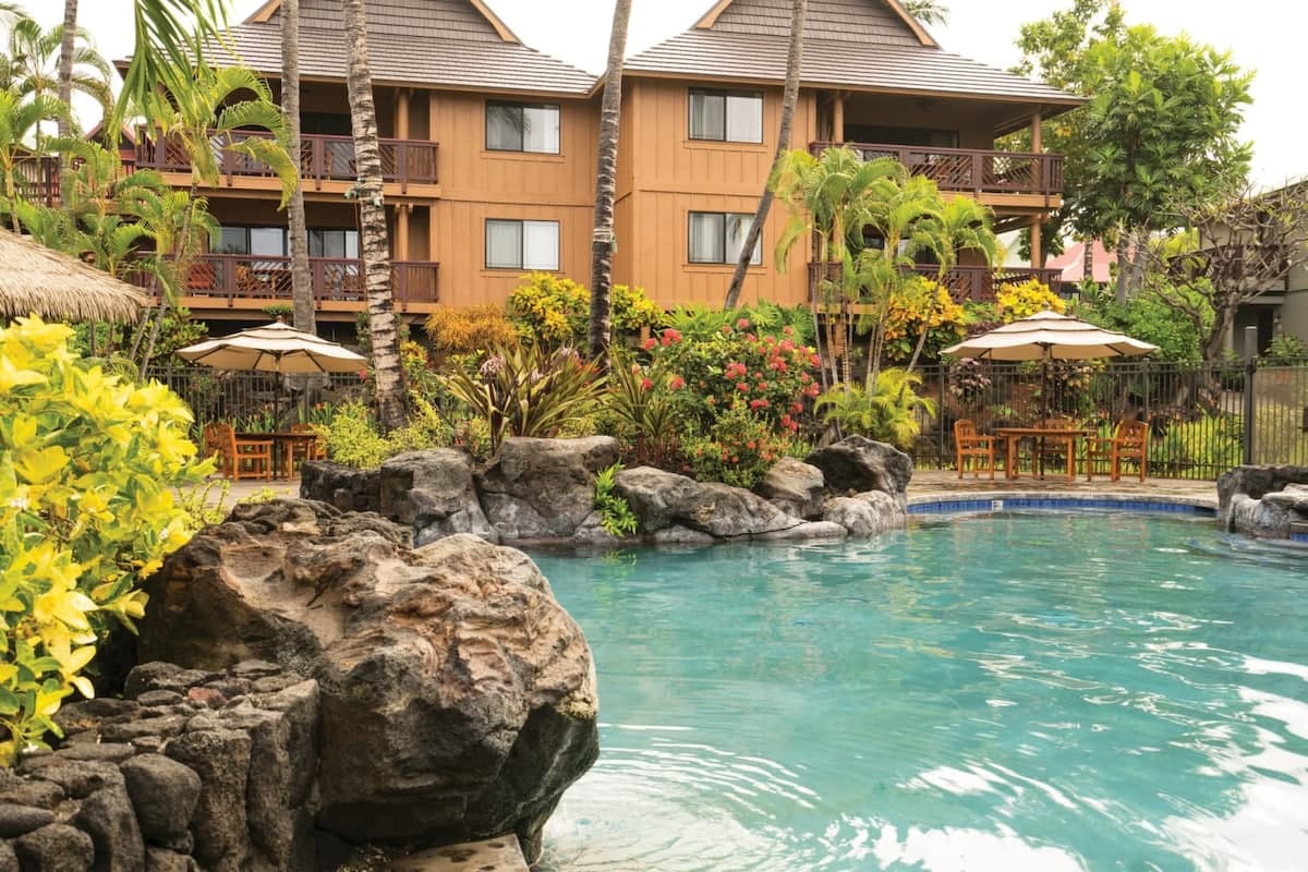 Condo in Kailua-Kona · ★5.0 · 2 bedrooms · 3 beds · 2 private baths - Photo 4