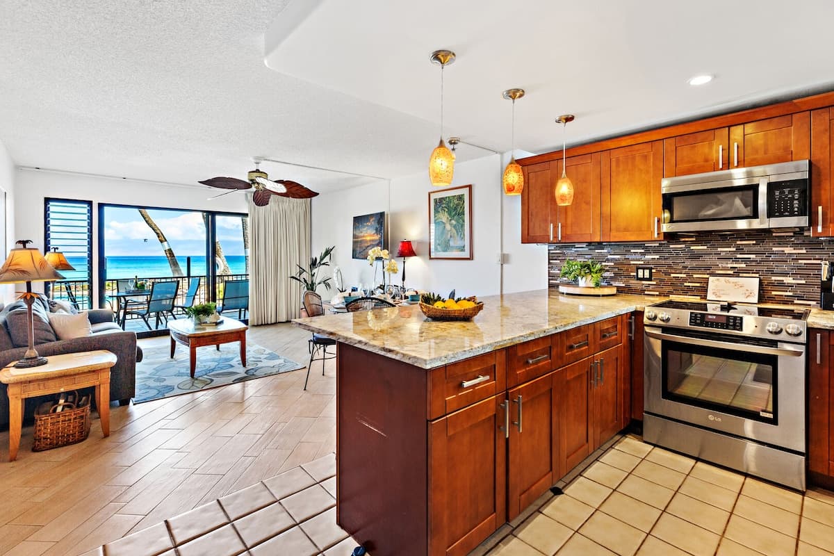 Condo in Lahaina · ★4.81 · 1 bedroom · 2 beds · 1 bath - Photo 4