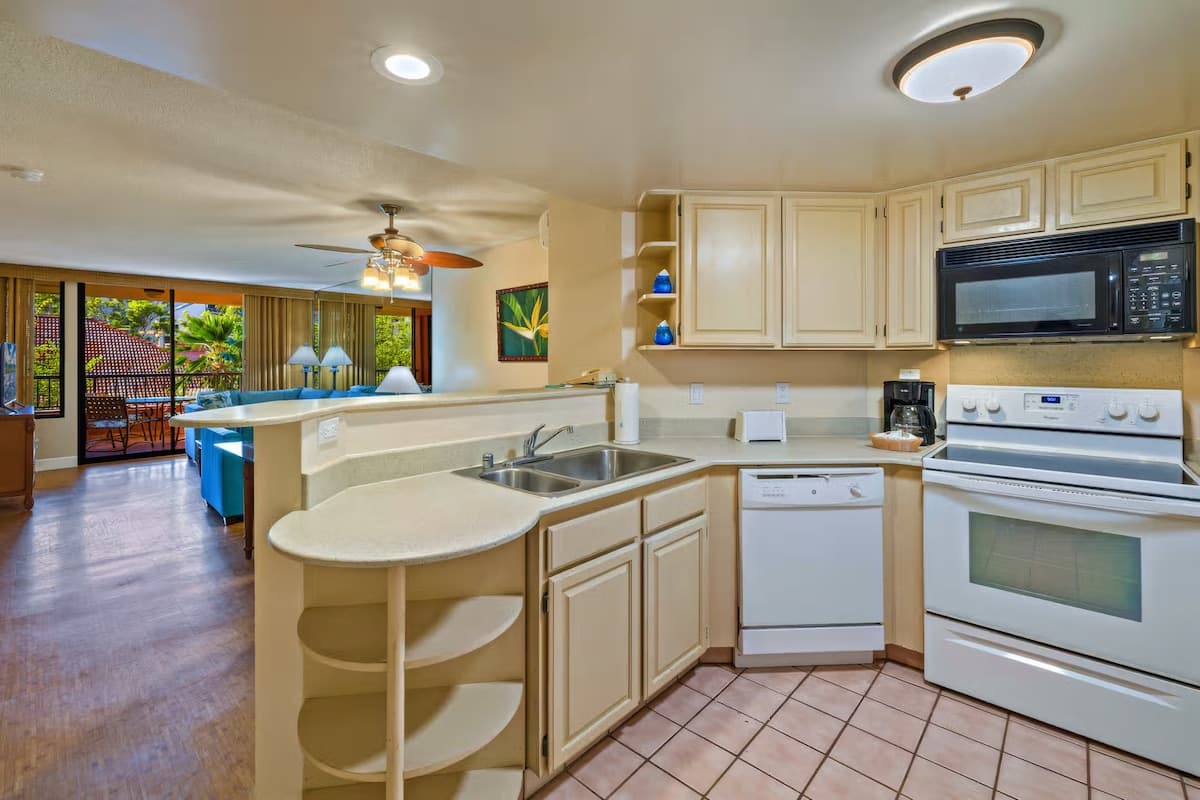 Condo in Lahaina · ★4.75 · 1 bedroom · 2 beds · 1 private bath - Photo 5