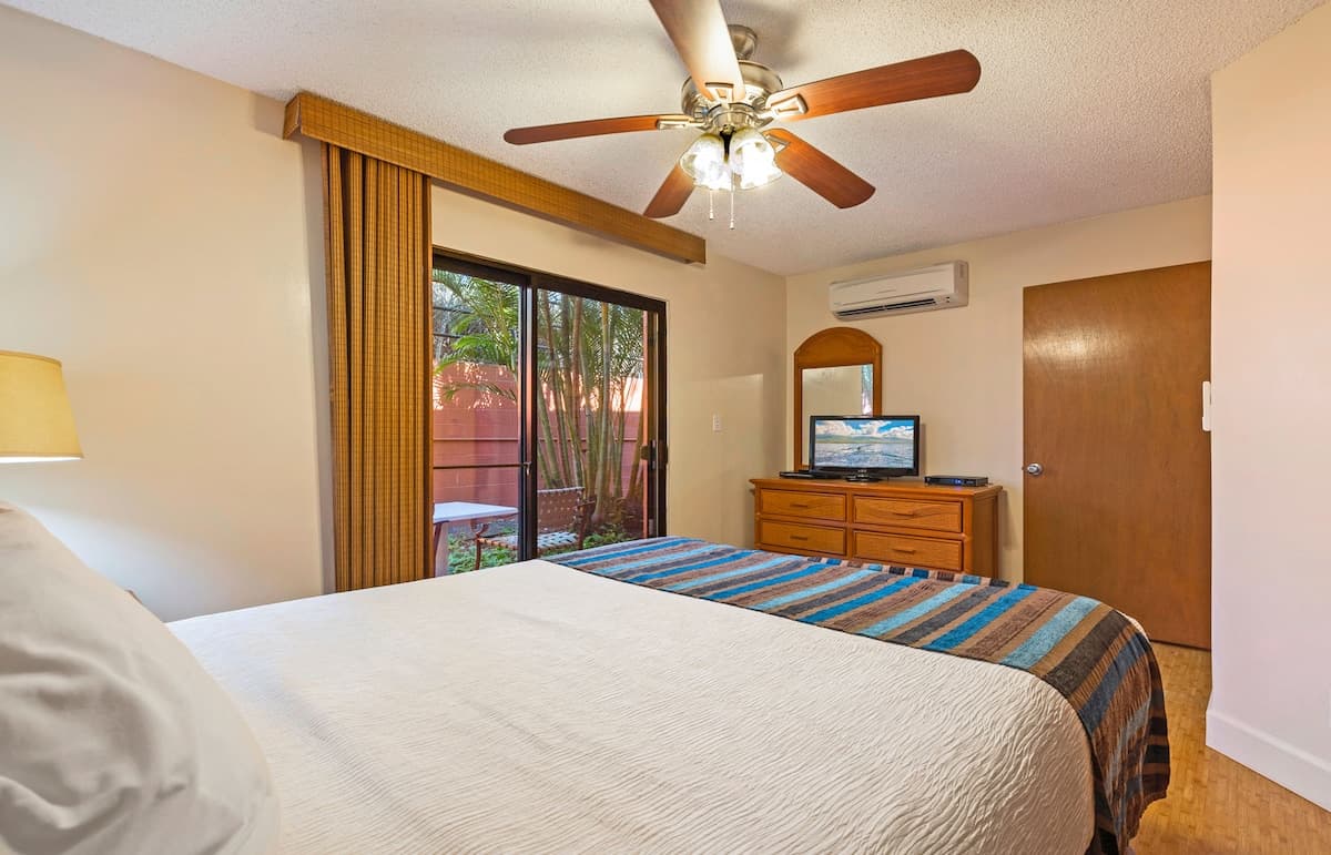 Condo in Lahaina · ★4.48 · 1 bedroom · 1 bed · 1 bath - Photo 2
