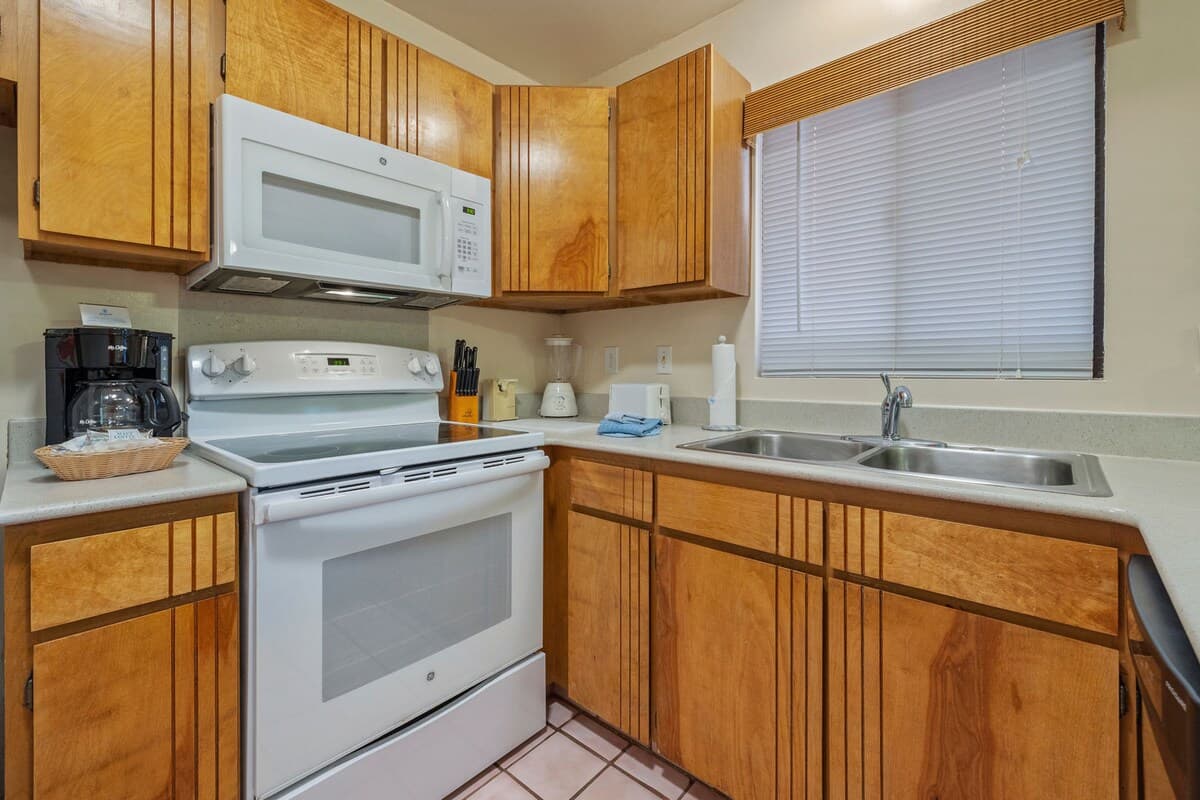 Condo in Lahaina · ★4.48 · 1 bedroom · 1 bed · 1 bath - Photo 3