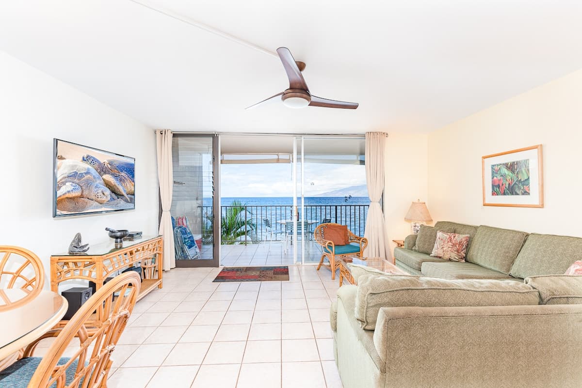 Condo in Lahaina · ★4.76 · 2 bedrooms · 4 beds · 2 private baths - Photo 3
